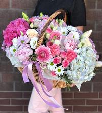 Цветочная композиция из Розы, Хризантемы, Пионы и Лизиантусы в корзине в Караваево